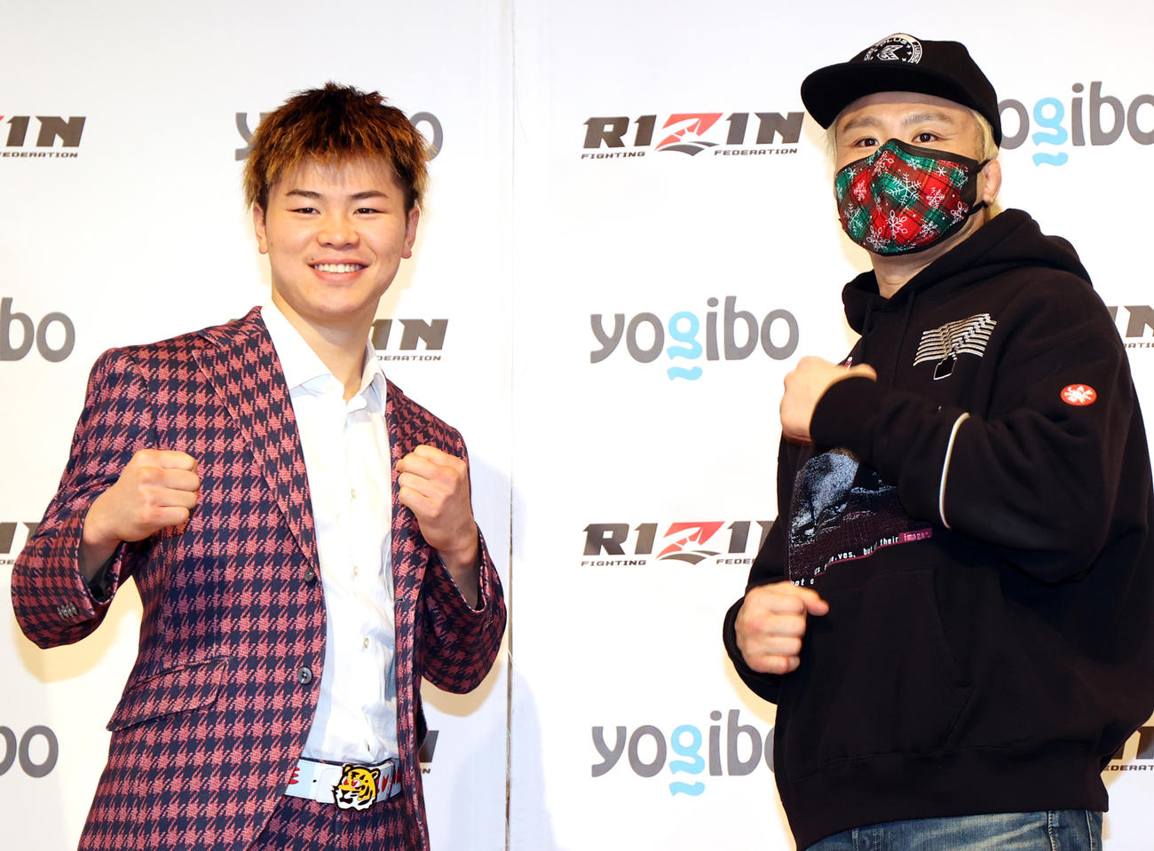 「RIZIN33」の対戦記者会見で、ファイティングポーズを取りながら笑顔を見せる那須川天心（左）と五味隆典（撮影・浅見桂子）