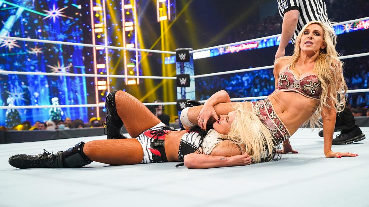 スマックダウン女子王者フレアー（右）に両足で首を絞められたストーム（C）2021 WWE, Inc. All Rights Reserved.