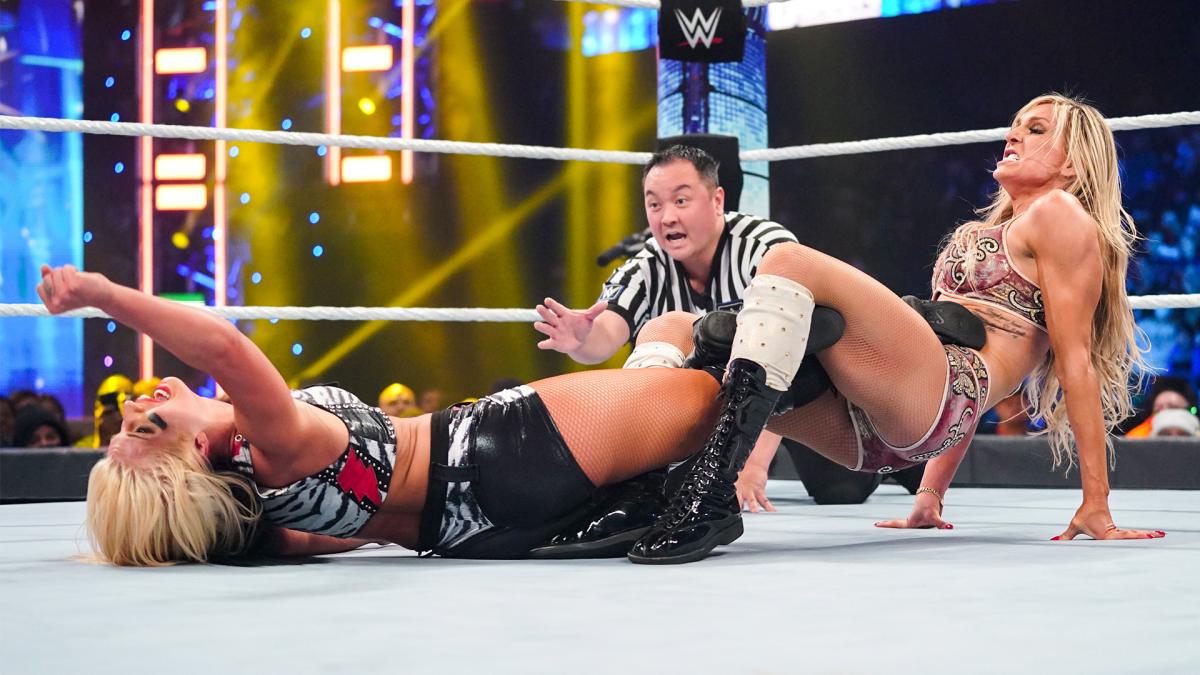 スマックダウン女子王者フレアー（右端）の足4の字固めで絞められたストーム（左端）（C）2021 WWE, Inc. All Rights Reserved.