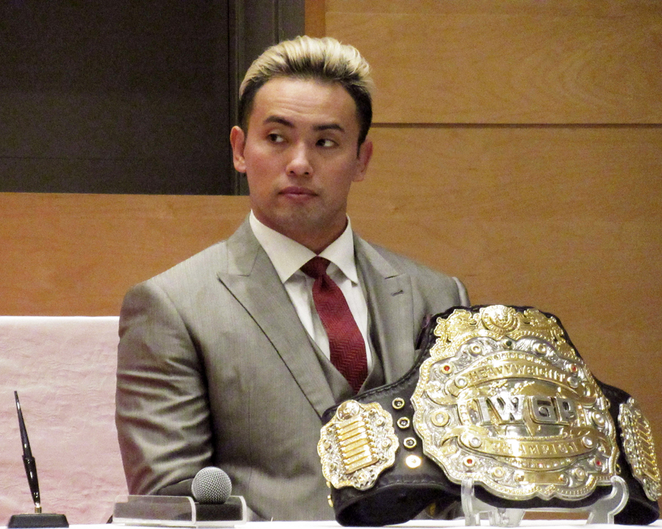 東京ドーム大会の調印式で鷹木を見つめる挑戦者オカダ（撮影・勝部晃多）
