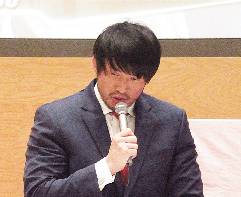 新日本プロレス東京ドーム大会の記者会見であいさつする柴田（撮影・勝部晃多）