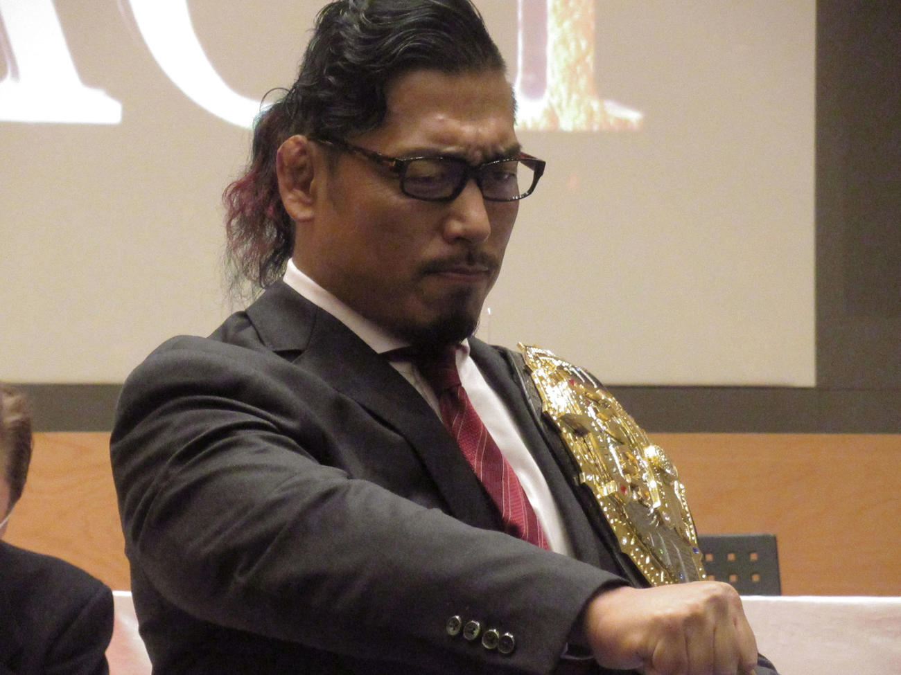 新日本プロレス東京ドーム大会の調印式でポーズを取る鷹木（撮影・勝部晃多）