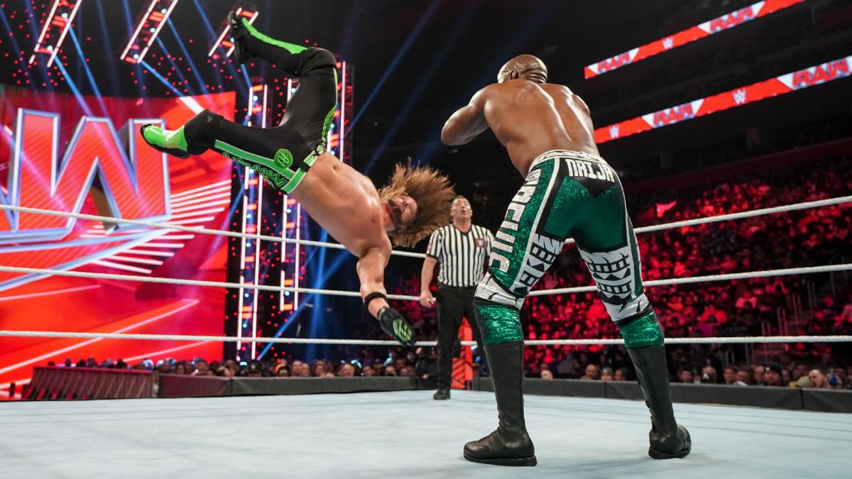 クルーズ（右）にペレキックを狙うAJスタイルズ（C）2021 WWE, Inc. All Rights Reserved.