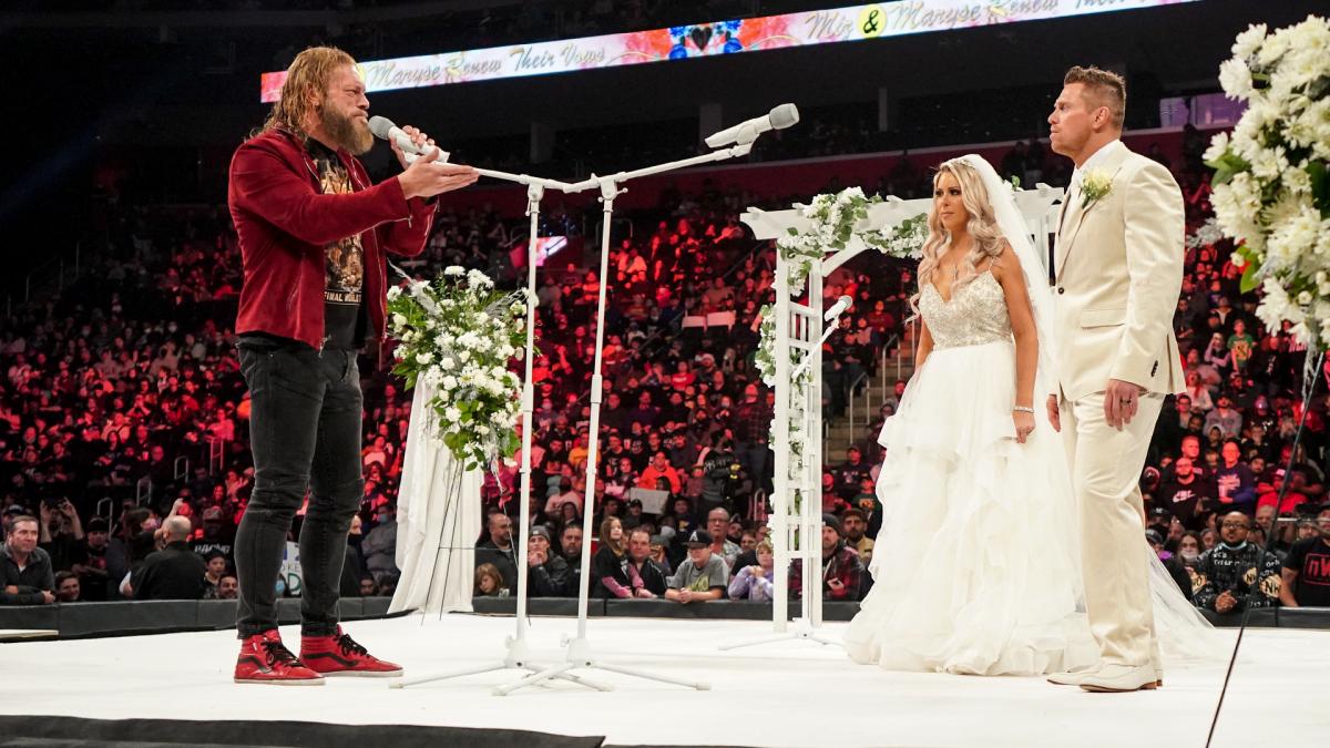 ザ・ミズ（右端）、マリース（同2番目）夫妻の目の前に登場したエッジ（C）2021 WWE, Inc. All Rights Reserved.