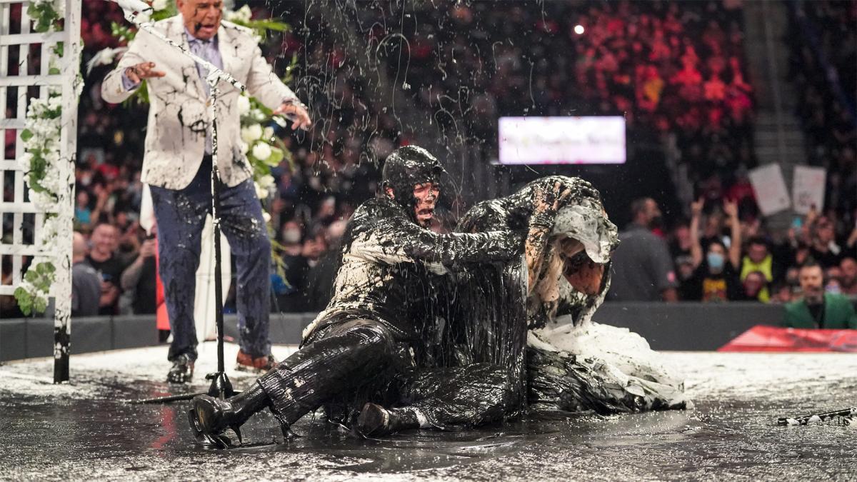 エッジの策略で降り掛かった謎の黒い液体で真っ黒に染まったミズ夫妻（C）2021 WWE, Inc. All Rights Reserved.
