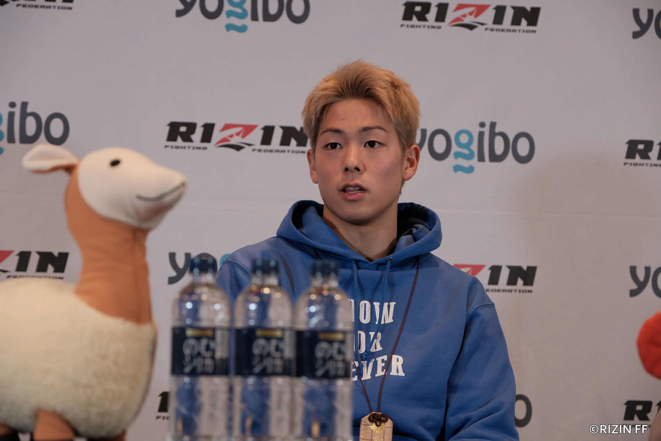 RIZIN33大会に出場する三浦孝太。首にお守りを下げてインタビューに応答した（RIZIN FF提供）