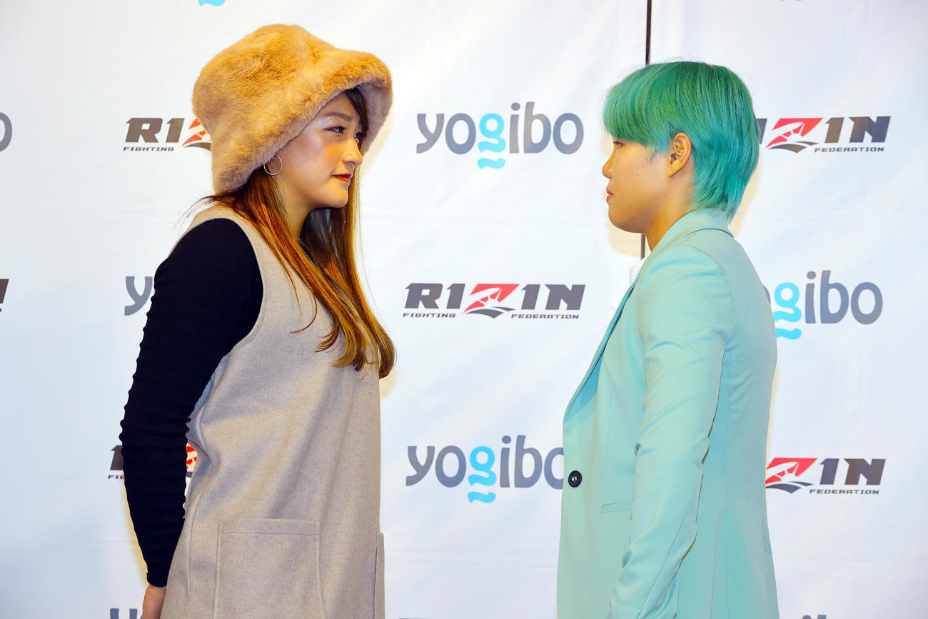 RIZIN．33の対戦カード発表会見を行ったRENA（左）とパク・シウ（2021年12月17日撮影）