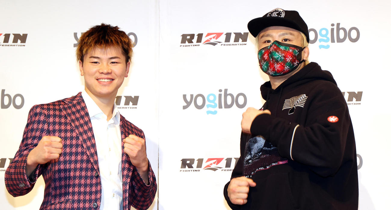 「RIZIN33」の対戦記者会見で、ファイティングポーズを取りながら笑顔を見せる那須川天心（左）と五味隆典（2021年12月25日撮影）