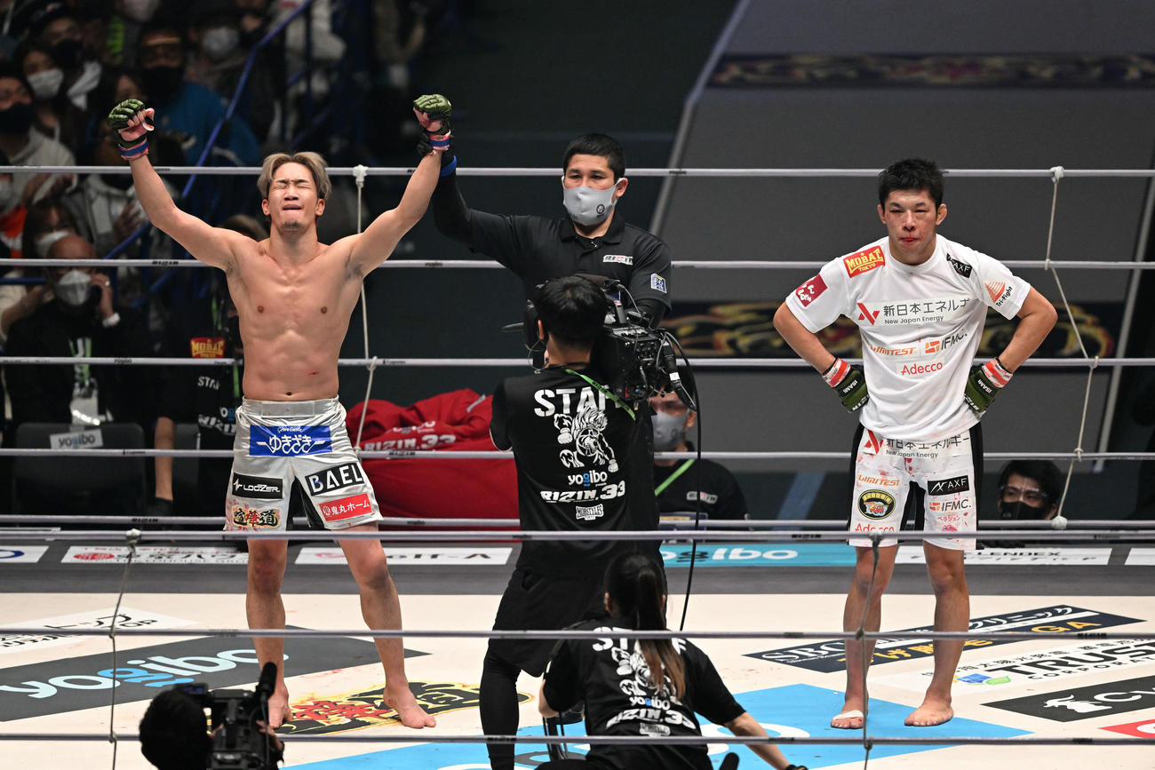 斎藤（右）に判定勝利し、勝ち名乗りを受ける朝倉未（撮影・滝沢徹郎）