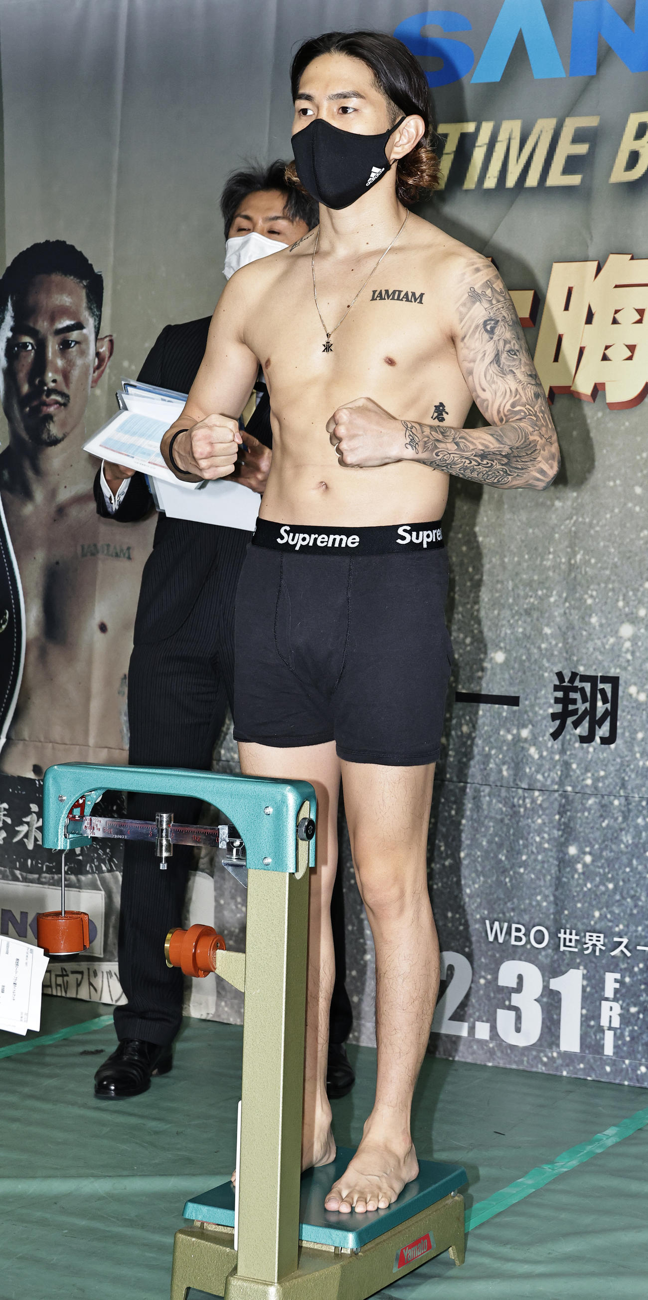 計量をパスしガッツポーズするWBO世界スーパーフライ級王者井岡一翔（撮影・中島郁夫）