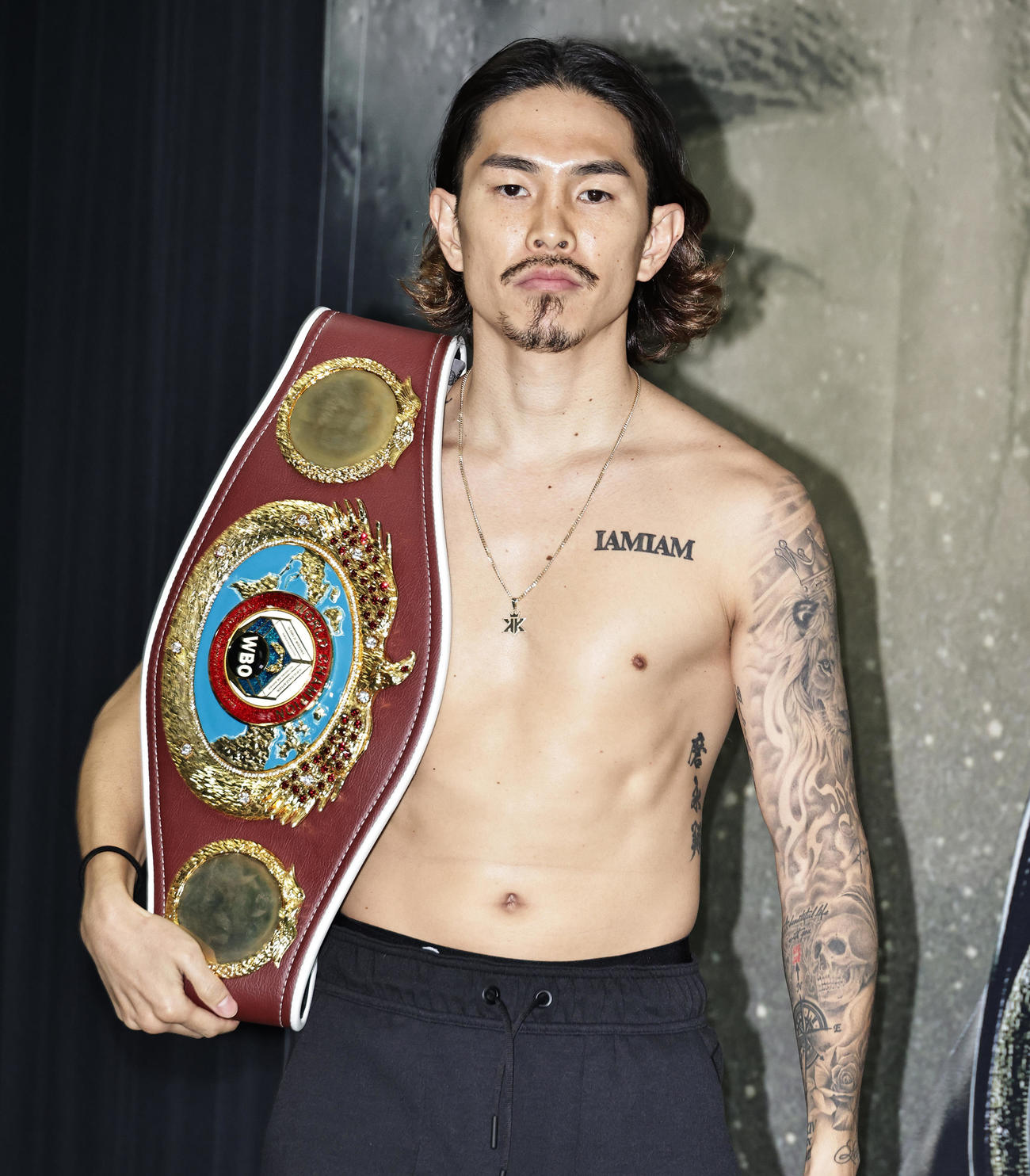撮影のためにベルトを準備するWBO世界スーパーフライ級王者井岡一翔（撮影・中島郁夫）