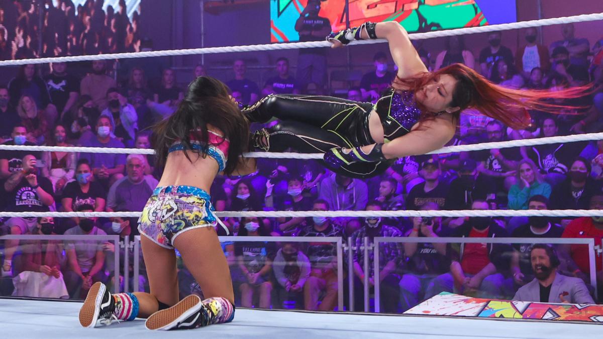 ジェイド（左）に619を蹴りこむ紫雷（C）2021 WWE, Inc. All Rights Reserved.