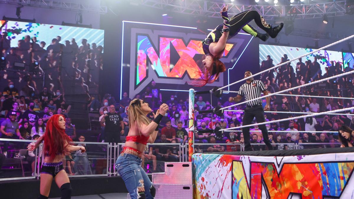 ゴンザレス（中央）に場外月面水爆を狙う紫雷（右端）。左端はレイ（C）2021 WWE, Inc. All Rights Reserved.