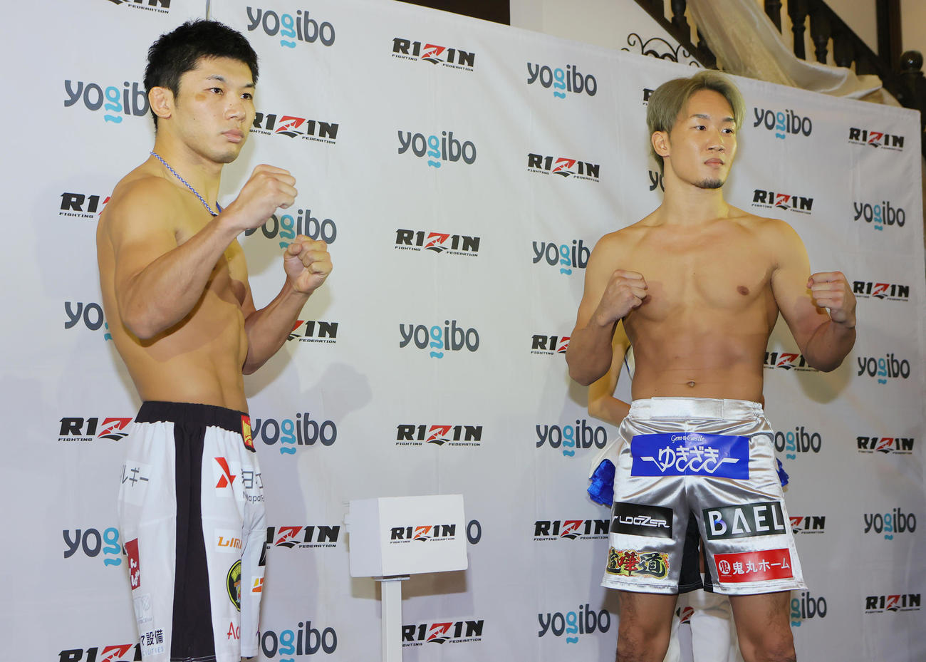 計量を行った斎藤裕（左）と朝倉未来（撮影・野上伸悟）