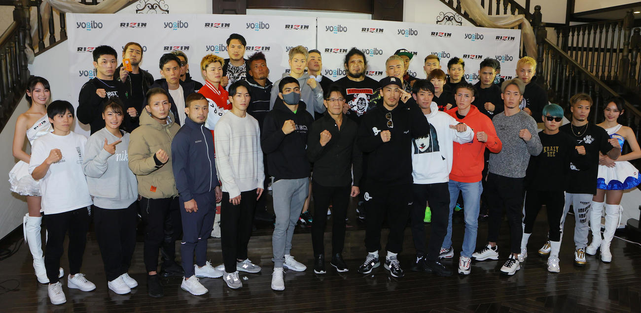 RIZIN．33の計量を終え集合写真に納まる選手たち（撮影・野上伸悟）