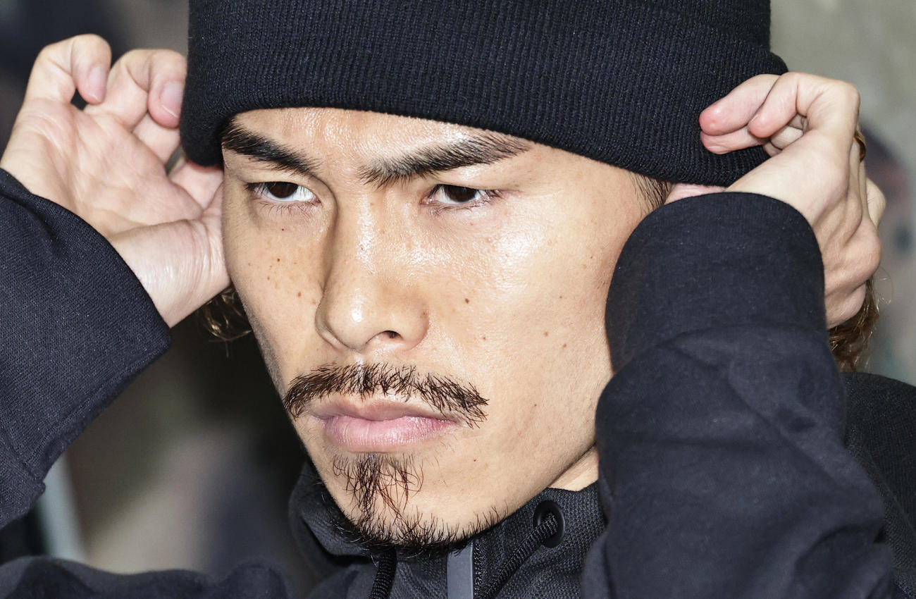 厳しい表情で会見するWBO世界スーパーフライ級王者井岡（撮影・中島郁夫）