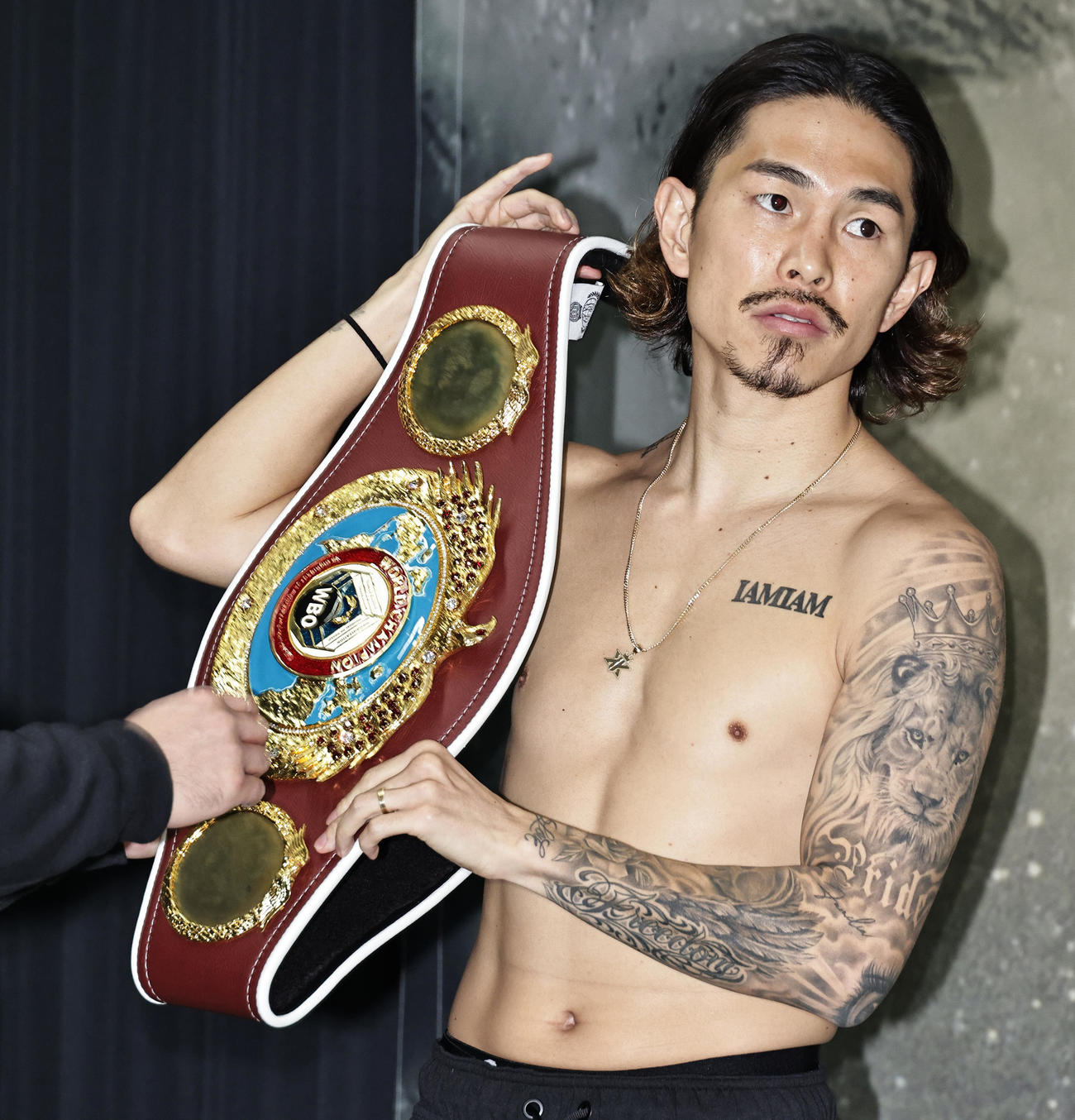 撮影のためにベルトを準備するWBO世界スーパーフライ級王者井岡（撮影・中島郁夫）