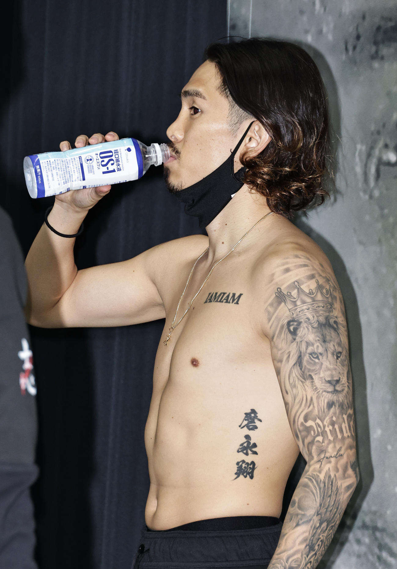 計量をパスし水分を補給するWBO世界スーパーフライ級王者井岡（撮影・中島郁夫）
