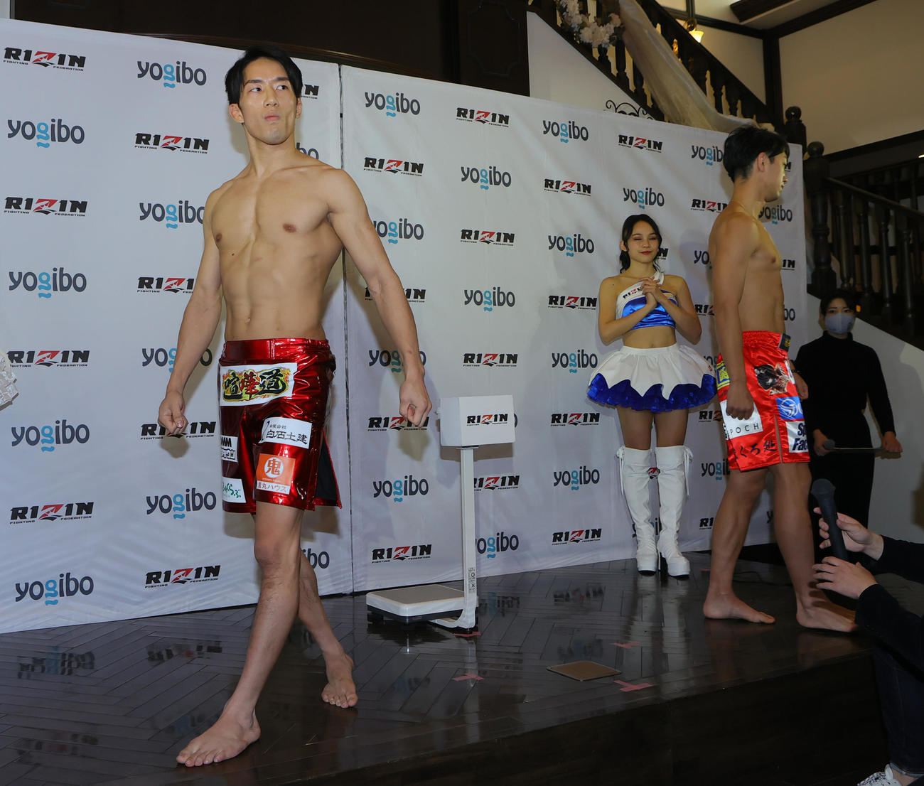 RIZIN．33の計量を行った朝倉海（左）と瀧澤謙太（撮影・野上伸悟）