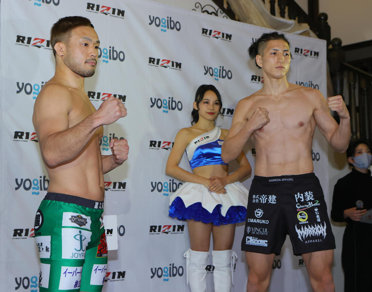 RIZIN．33の計量を行った扇久保博正（左）と井上直樹（撮影・野上伸悟）