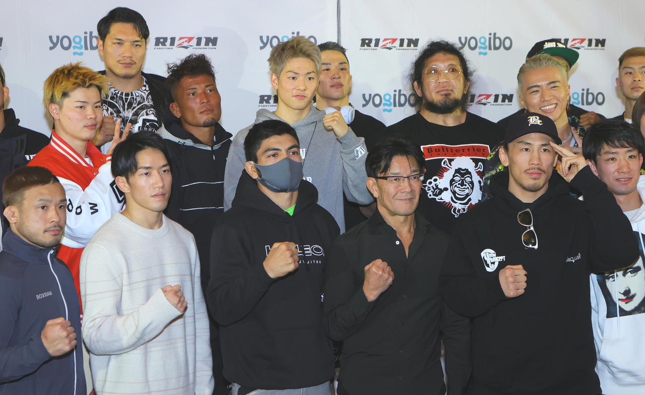 RIZIN．33の計量を終え集合写真に納まる中烈左から那須川天心、武田光司、三浦孝太ら出場選手たち（撮影・野上伸悟）