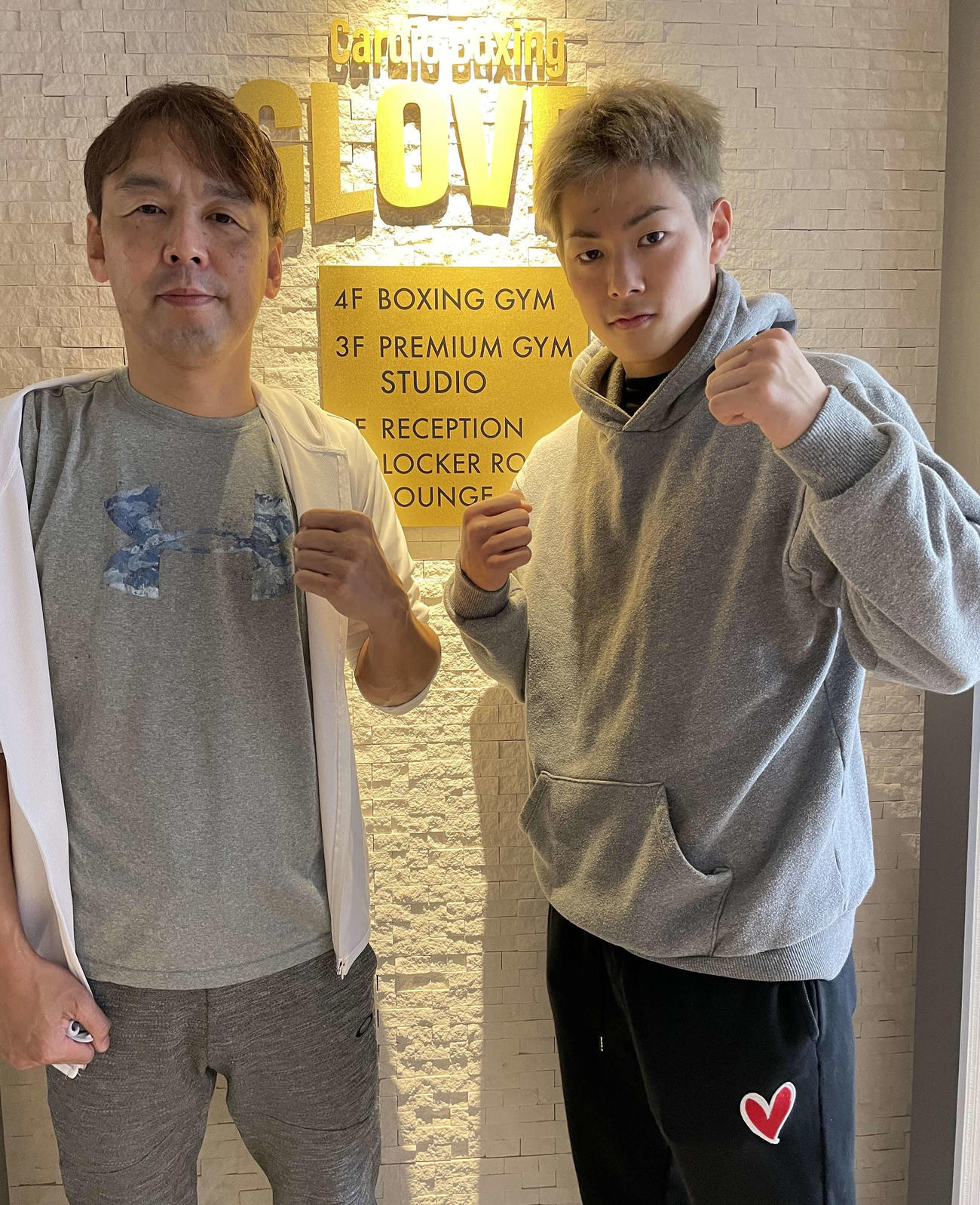 三浦孝太（右）の格闘技デビュー戦に備え、打撃を指導する葛西トレーナー（葛西氏提供）