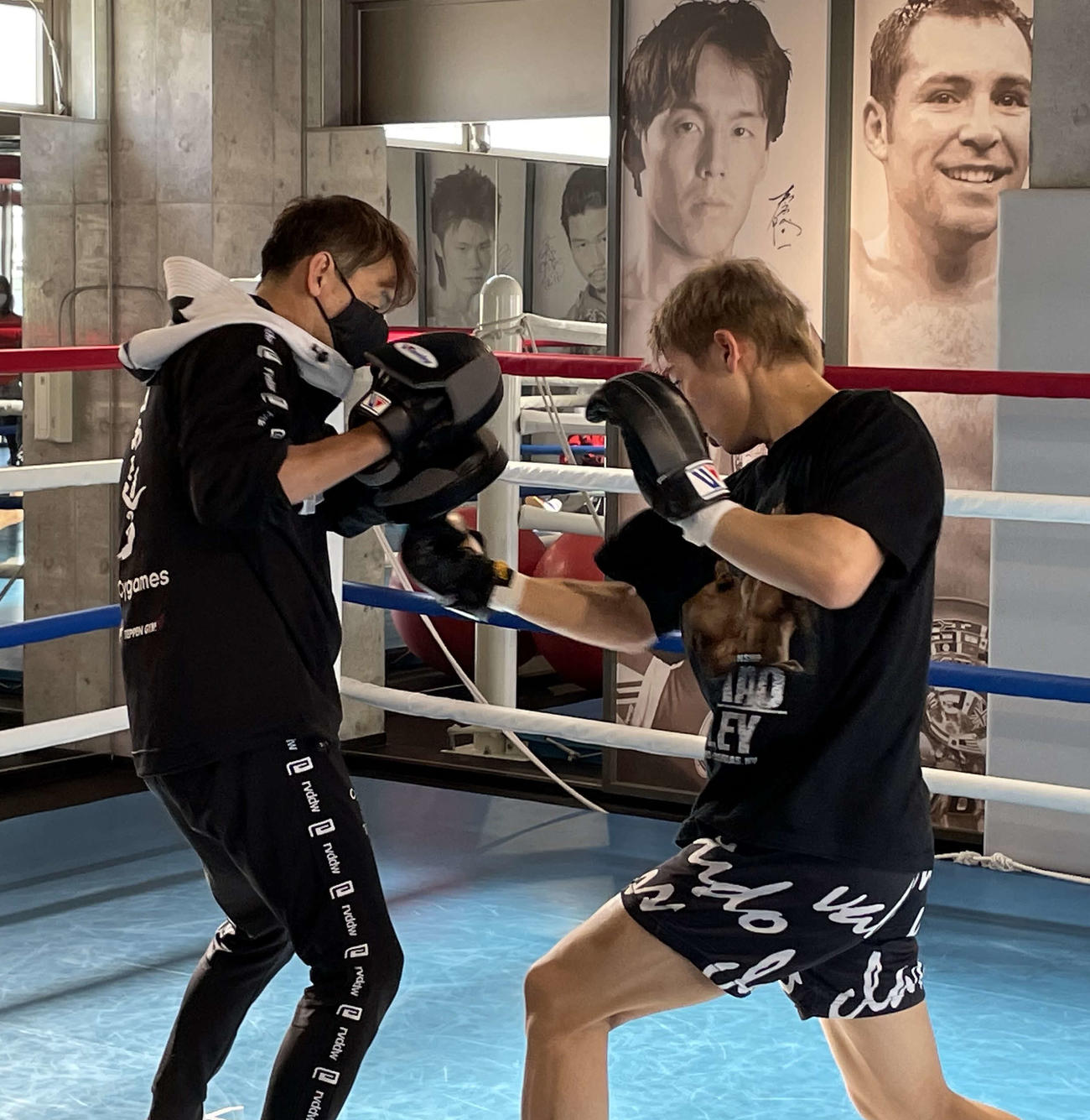 格闘技デビュー戦に備え、葛西トレーナーのミット打ちを消化する三浦（葛西氏提供）