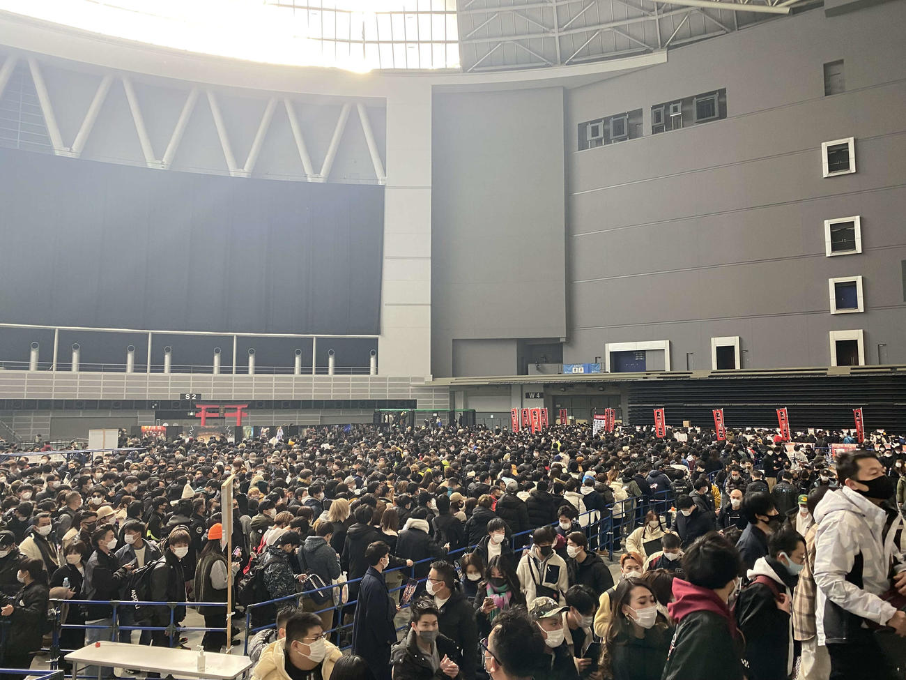 さいたまスーパーアリーナRIZIN33の入場を待つ人々（撮影・勝部晃多）