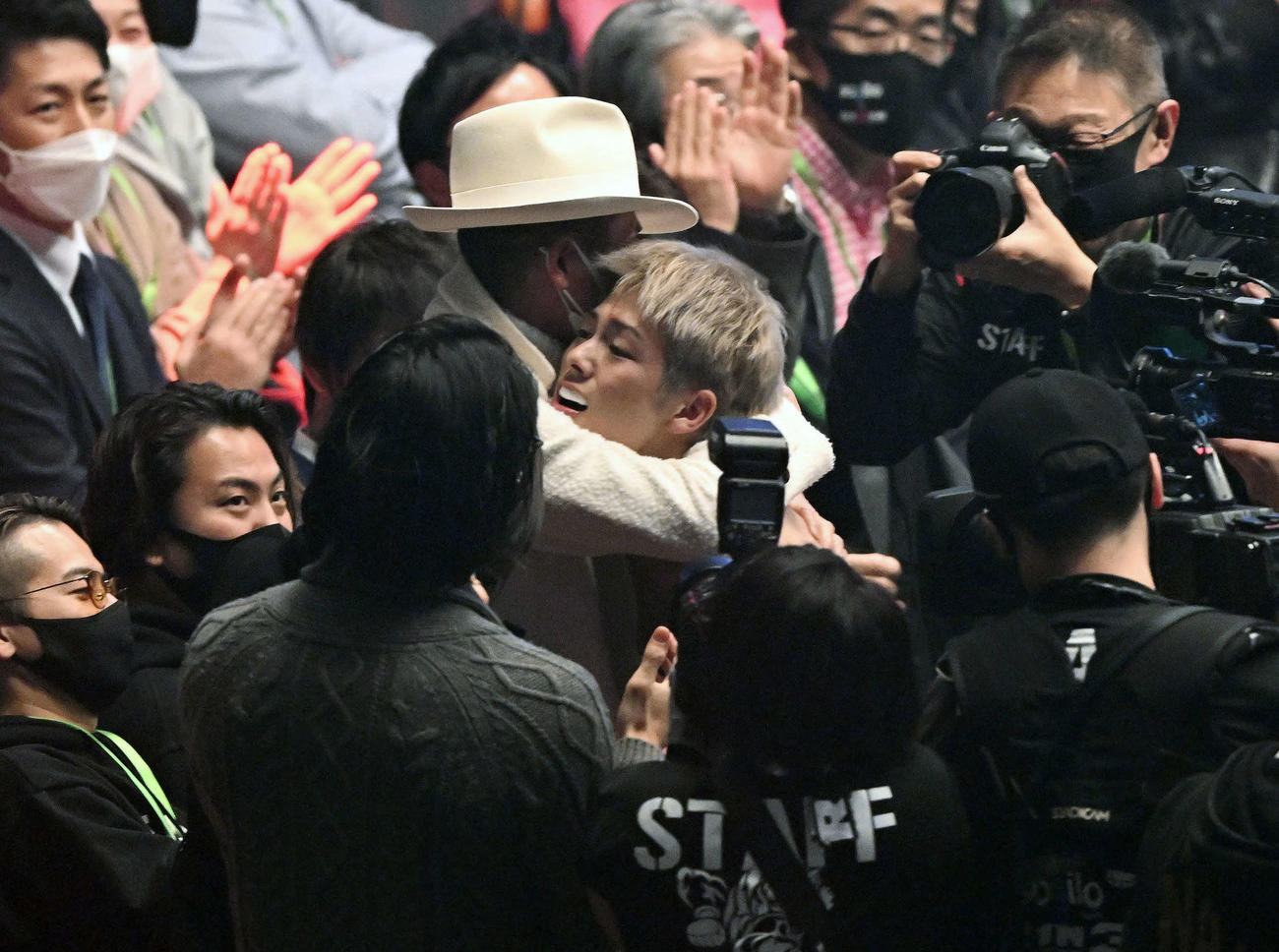 デビュー戦に勝利し父の横浜FCカズ（左）から抱きしめられる三浦（撮影・滝沢徹郎）