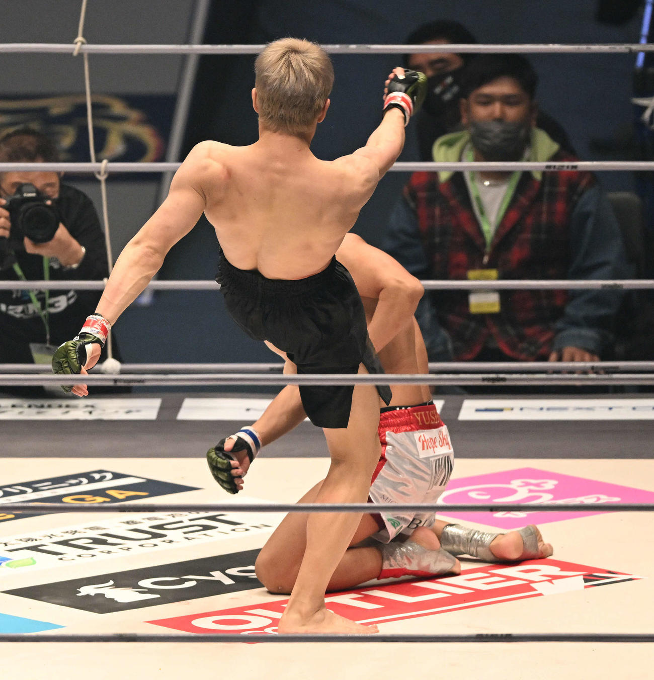 YUSHI（奥）に蹴りを見舞う三浦（撮影・滝沢徹郎）