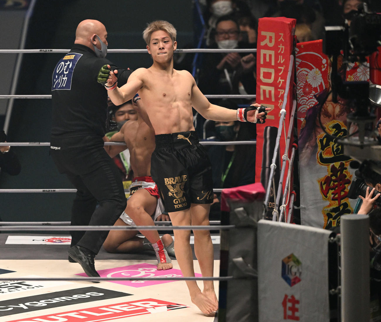 YUSHI（奥）に勝利した三浦（撮影・滝沢徹郎）