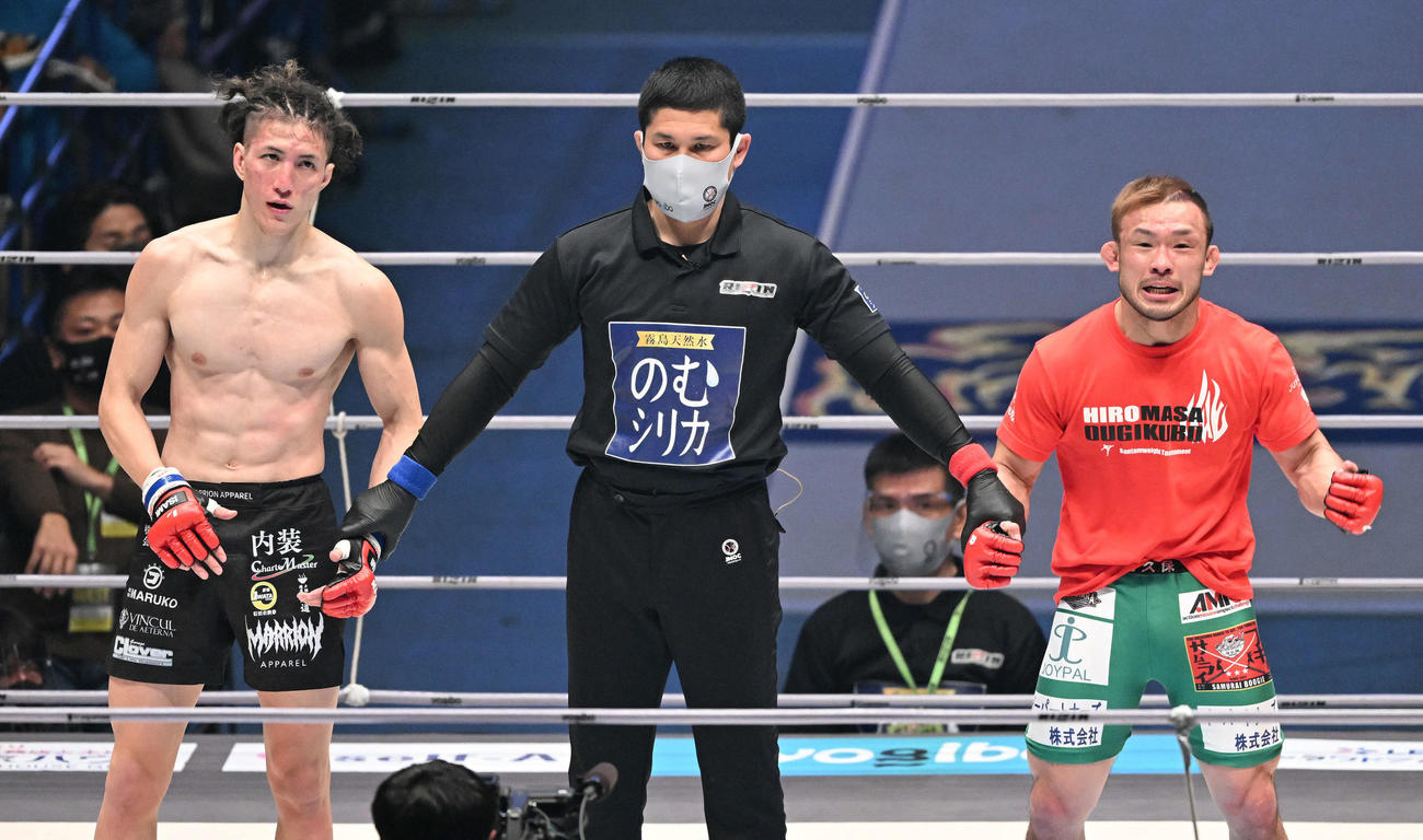 判定で井上（左）に勝利した扇久保（撮影・滝沢徹郎）