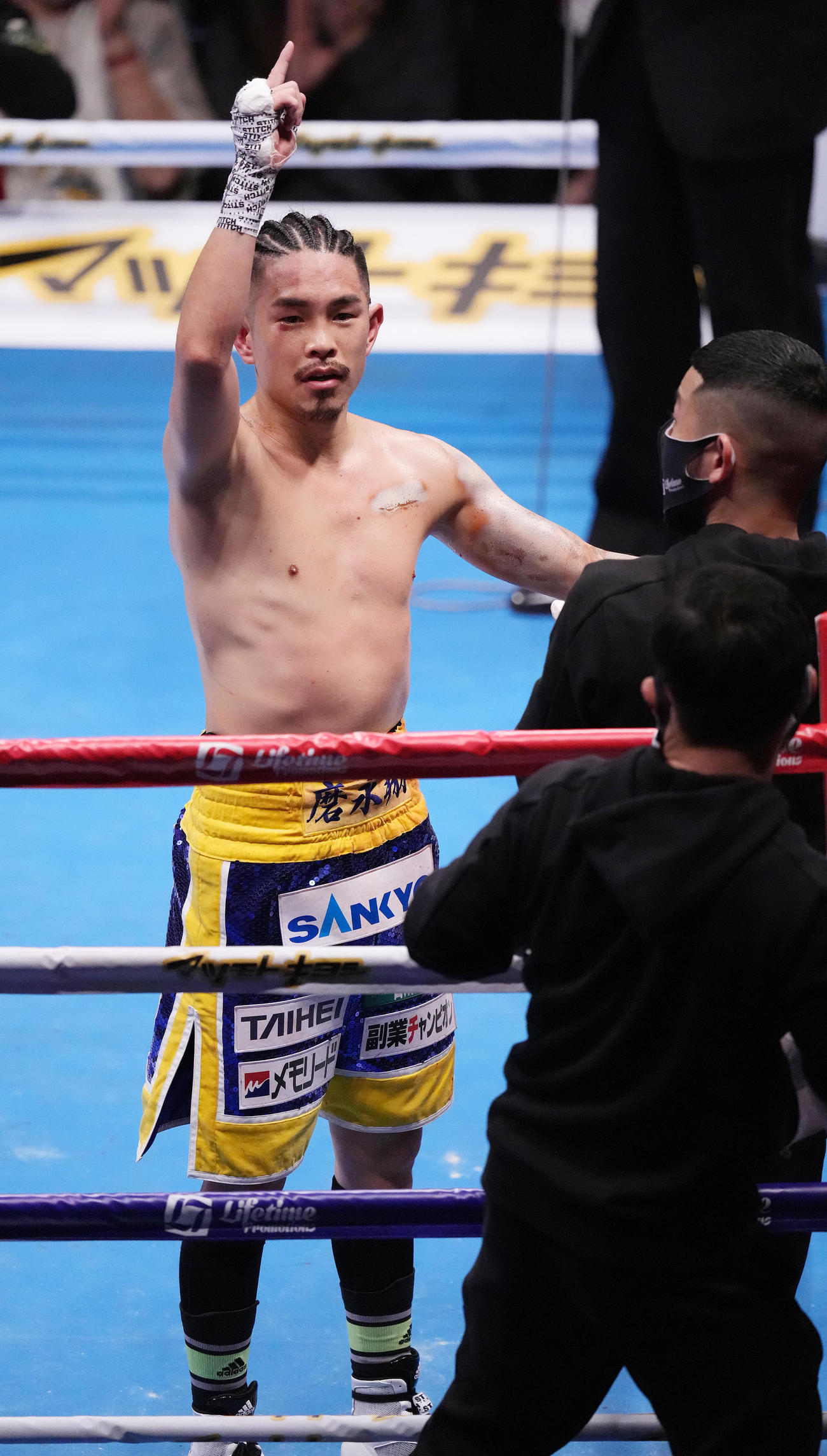 福永に判定勝ちして防衛に成功し、指を突き上げる井岡（撮影・鈴木みどり）