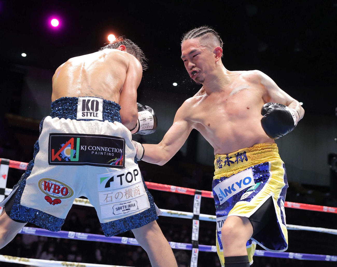 WBO世界スーパーフライ級タイトルマッチ　10回、井岡が福永（左）に右ボディーを放つ（代表撮影）