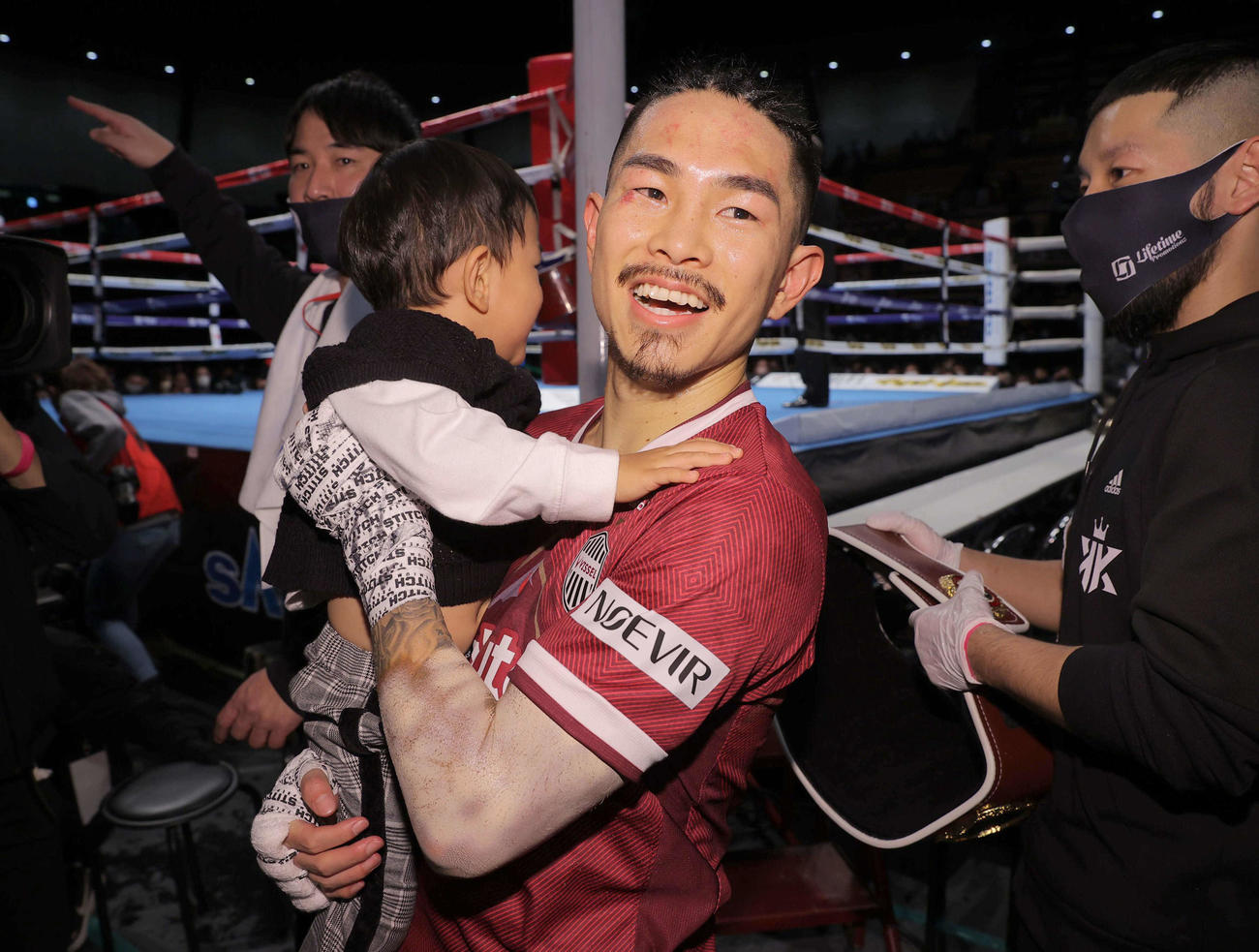 判定勝利で防衛に成功した井岡は子供を抱き上げ笑顔（代表撮影）