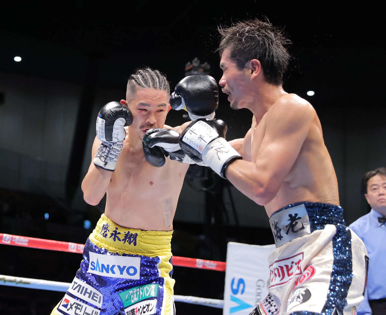 WBO世界スーパーフライ級タイトルマッチ　7回、井岡（左）が福永に左ジャブを放つ（代表撮影）