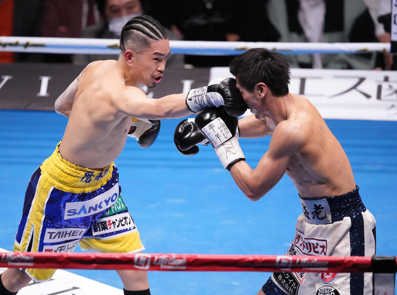 4回、福永（右）の顔面にパンチを見舞う井岡（撮影・鈴木みどり）