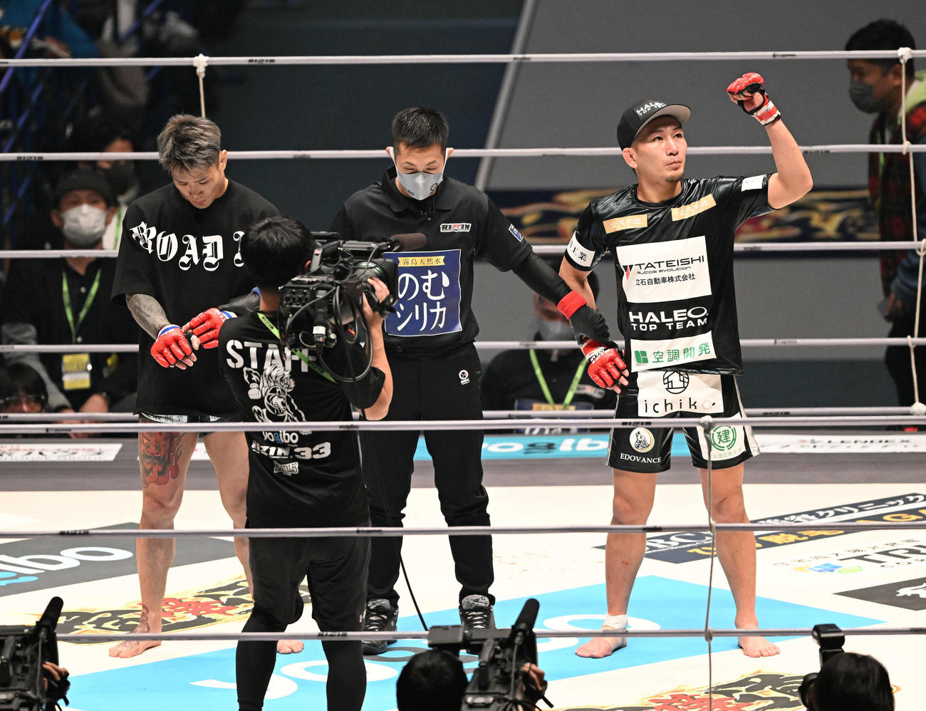 金太郎（左）に判定勝ちした元谷（撮影・滝沢徹郎）