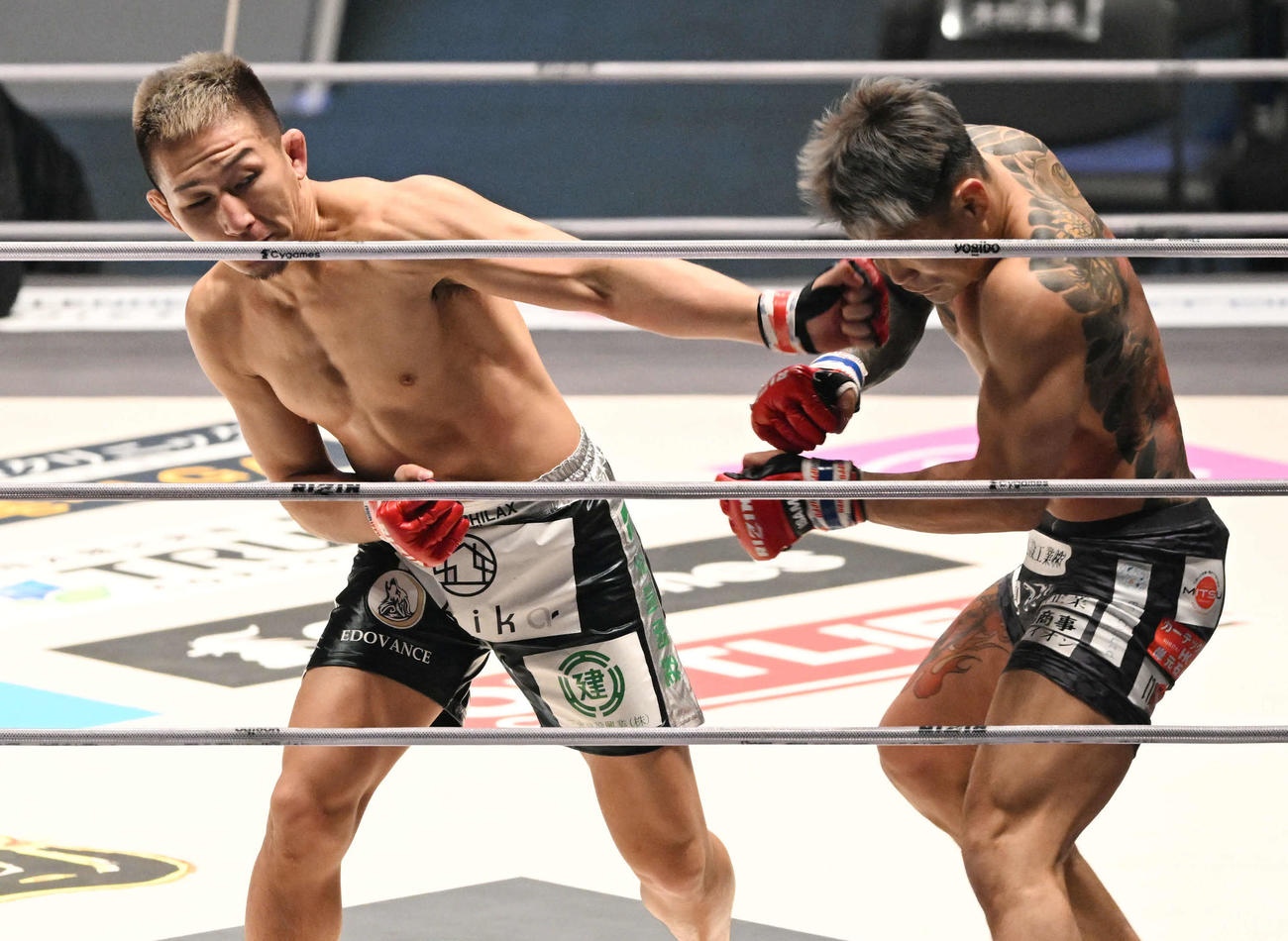 金太郎（右）を攻める元谷（撮影・滝沢徹郎）