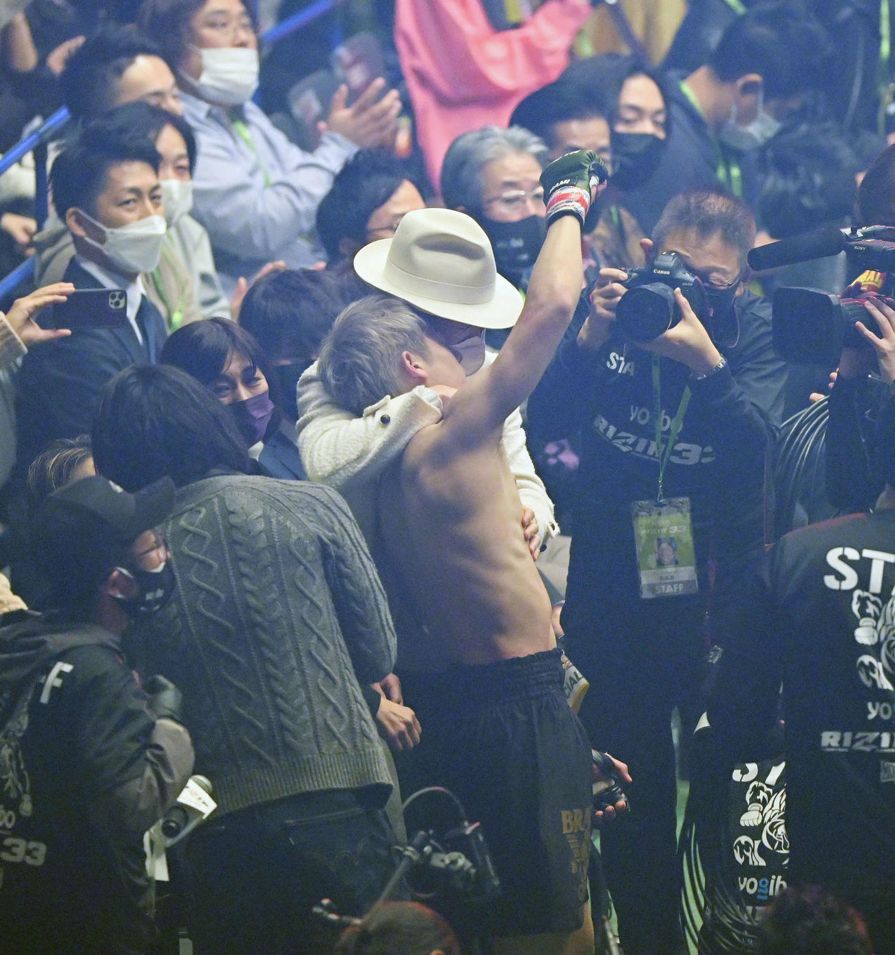 デビュー戦に勝利し父の横浜FCカズ（左）から抱きしめられる三浦（撮影・滝沢徹郎）
