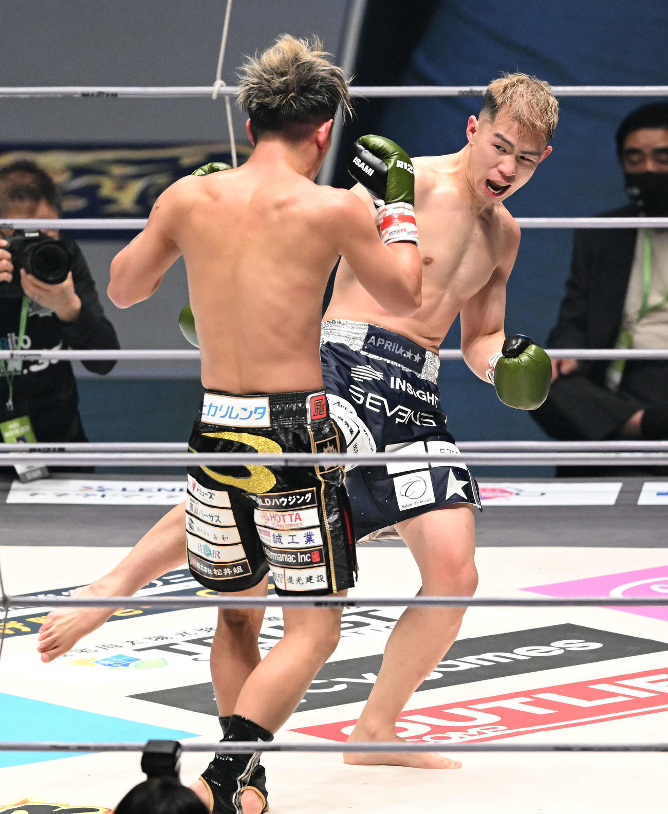 皇治（手前）に蹴りを見舞うYA－MAN（撮影・滝沢徹郎）