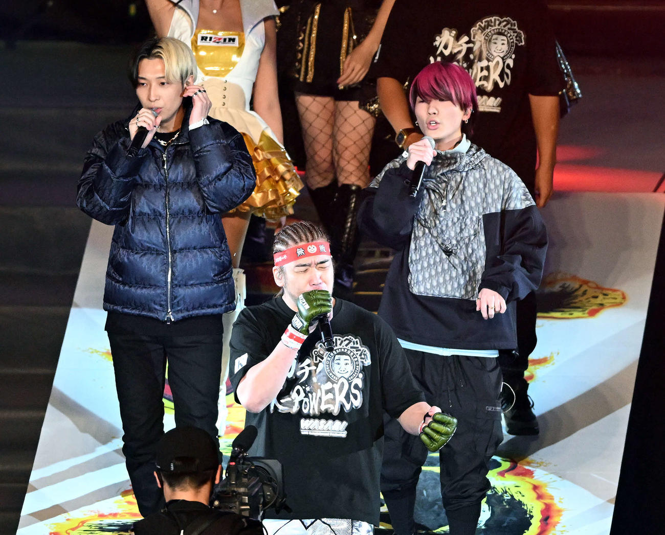 シバター（中央）と入場するヒカル（左）とDJマル（撮影・滝沢徹郎）