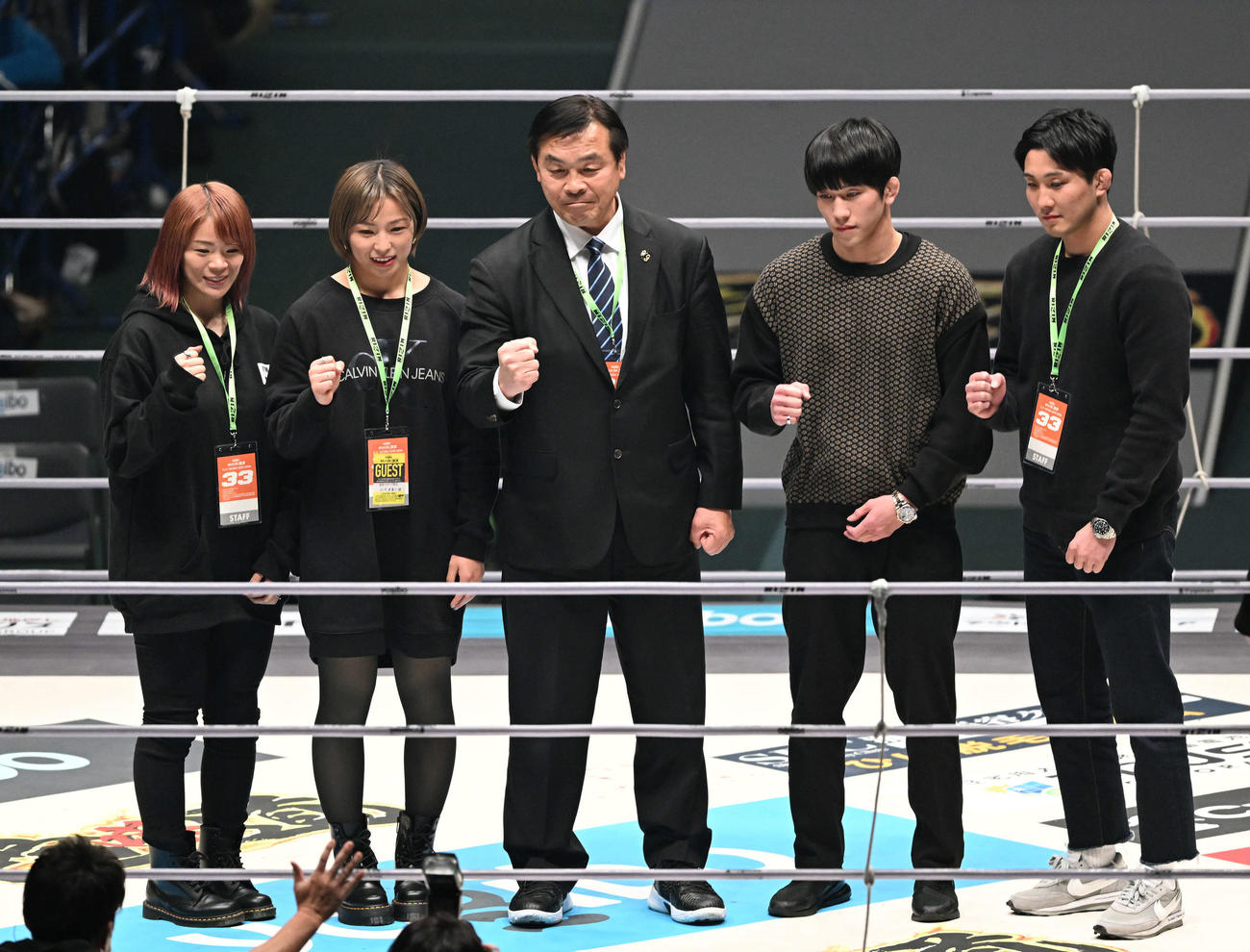 リングであいさつした馳浩氏（中央）とともに記念撮影する、左から川井梨紗子、川井友香子、1人おいて乙黒拓斗、乙黒圭祐（撮影・滝沢徹郎）