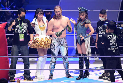 久保に勝利しポーズを決めるシバター（中央）左から2人目はてんちむ（撮影・滝沢徹郎）