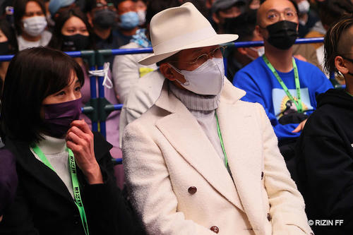 次男・三浦孝太のデビュー戦を観戦に訪れた横浜FCカズ（右）と三浦りさ子（ｃ）RIZIN FF