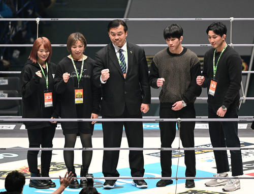 リングであいさつした馳浩氏（中央）とともに記念撮影する、左から川井梨紗子、川井友香子、1人おいて乙黒拓斗、乙黒圭祐（撮影・滝沢徹郎）