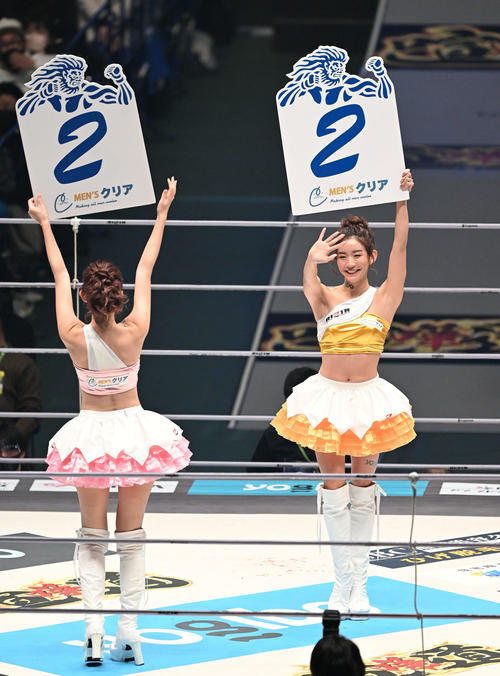 井上－扇久保戦で回を伝えるラウンドガール（撮影・滝沢徹郎）