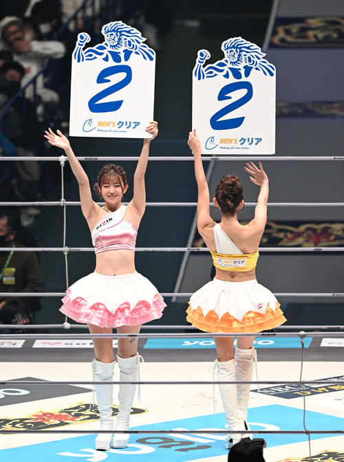 井上－扇久保戦で回を伝えるラウンドガール（撮影・滝沢徹郎）