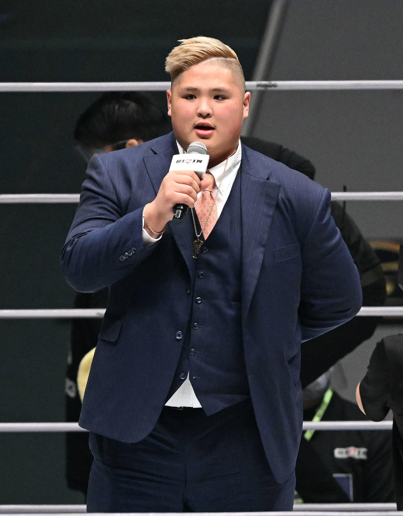 リングに上がりあいさつする元貴源治の上山賢氏（撮影・滝沢徹郎）