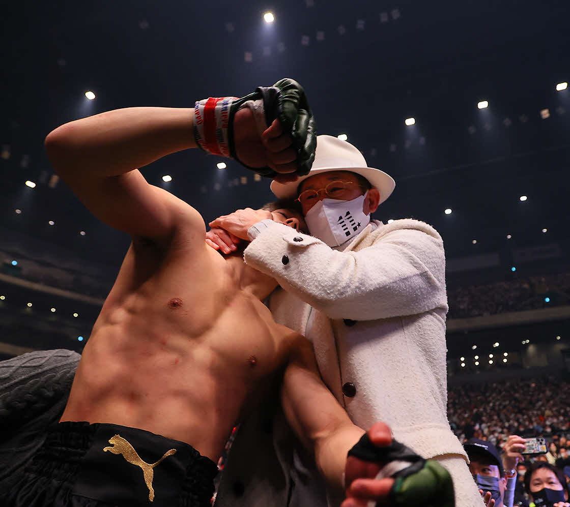 デビュー戦でYUSHIを破り、父の横浜FCカズ（右）から抱きしめられる三浦孝太（C）RIZIN FF